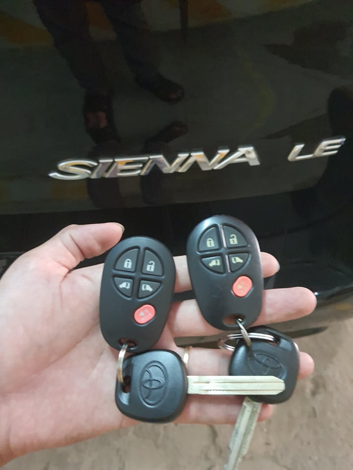 Chìa khóa Điểu Khiển Remote Toyota Sienna